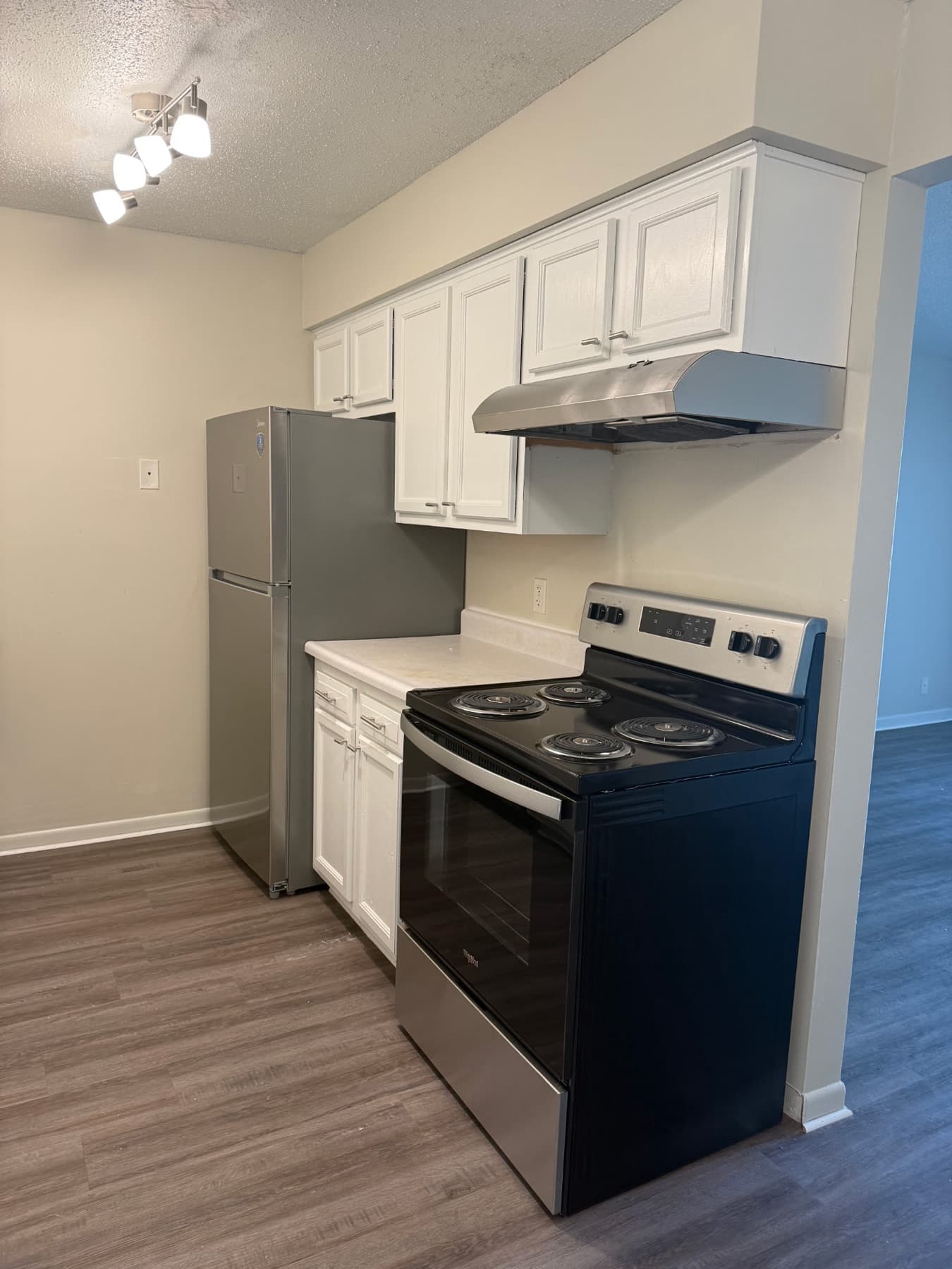 Kitchen, range & fridge